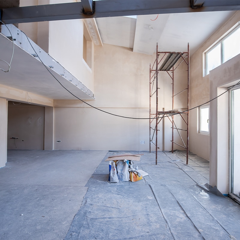 Chantier de rénovation intérieure en cours – Groupe Logéos Haut-Rhin Chantier de rénovation intérieure avec échafaudage et préparation des murs, réalisé par le Groupe Logéos